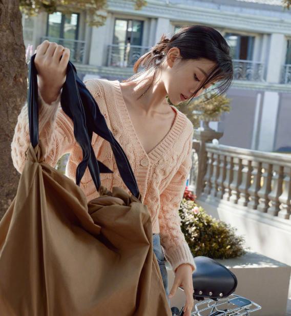 外套搭配什么毛衣好看,黑色国风外套搭配杨幂穿搭