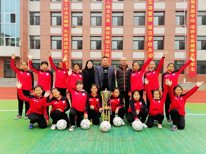 校园足球联赛球迷助威,将军路小学足球联赛