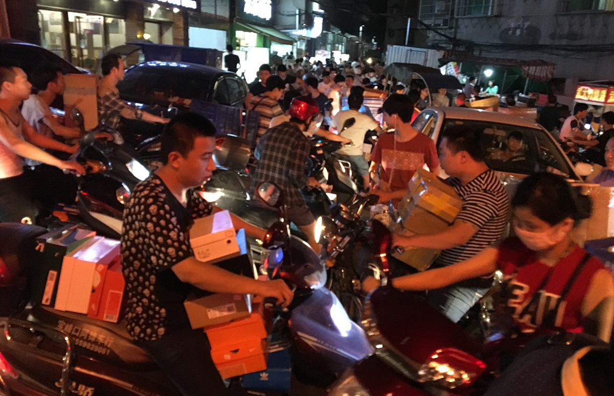 国际潮鞋跌倒，时尚博主以穿假鞋为荣，畸形风气危害有多大？