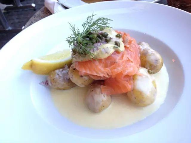 深夜除了晒烤串，还能晒太阳