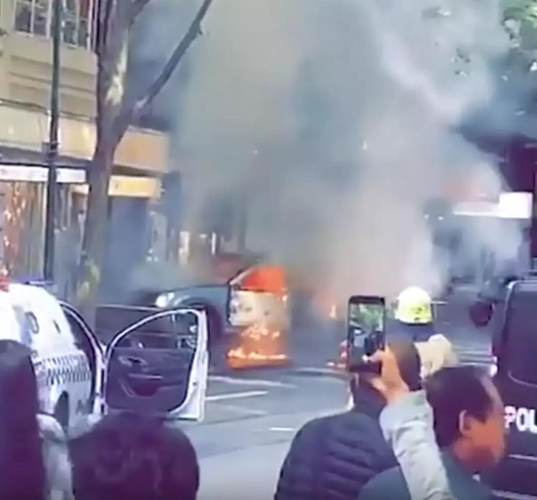 华人在澳洲被辱骂,澳大利亚一群青年当街袭击亚裔