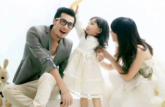 妻子刚去世丈夫又再婚掀开盖头,丈夫去世后在婚前接到了一个电话