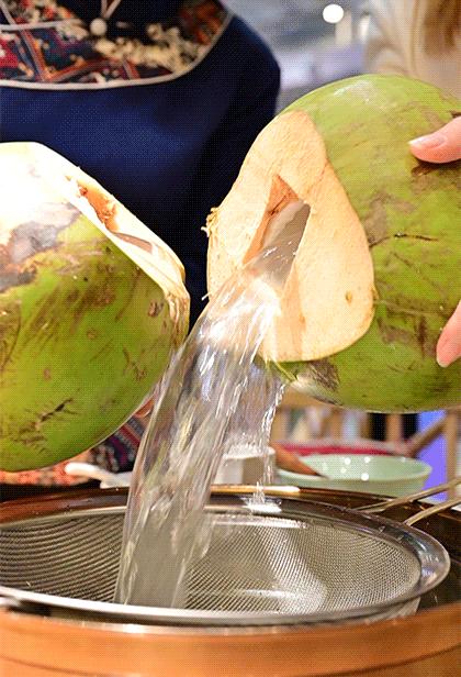 椰椰椰！这家人气椰子鸡专门店，光是汤底就喝饱了