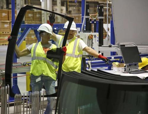 百亿富豪曾是放牛娃，为红颜差点弃糟糠妻，今百亿资产主动交老婆