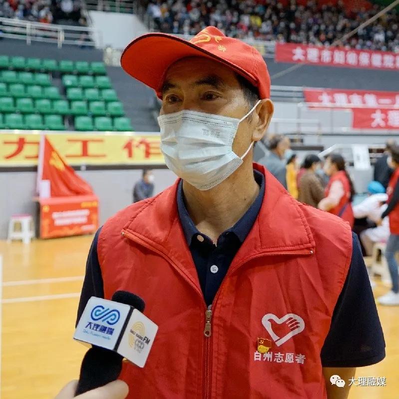 党员暖心帮助群众,党员穿的红马甲