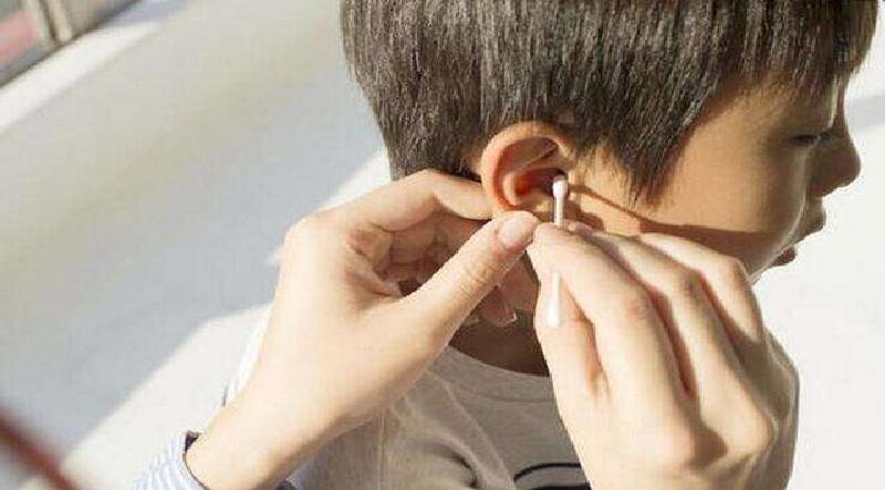 怎么才能容易给宝宝掏耳屎,该不该给小宝宝掏鼻屎