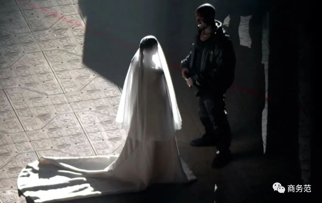 侃爷卡戴珊离婚后合体,卡戴珊什么时候跟侃爷闹分手的