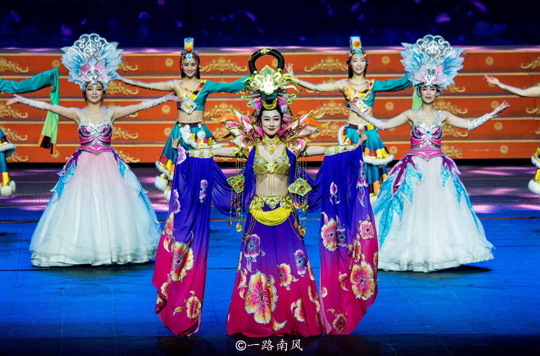 美女介绍丽江千古情景区,丽江千古情景区人多吗