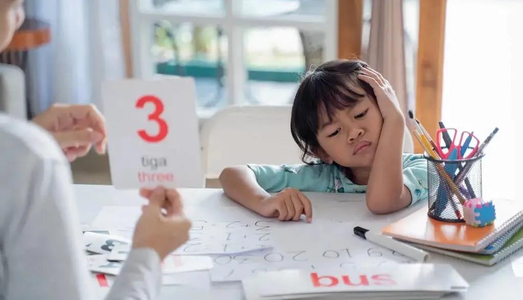 孩子触觉敏感原因,触觉敏感的孩子都有哪些表现