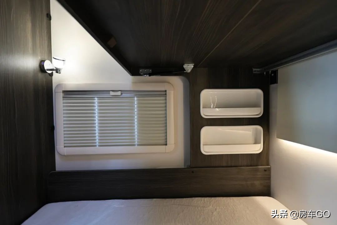 这台房车有5种充电方式，车内电器语音控制，卫生间也是干湿分离