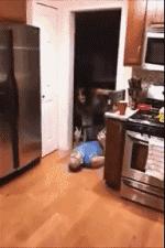 三个傻子跟我一块踢球gif,和两傻子在一起踢球gif