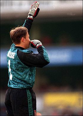 世界上足球庆祝动作排名,世界足坛耻辱事件