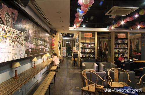 新华书店常年空调供应，但是顾客大都只看不买，为何至今未倒闭