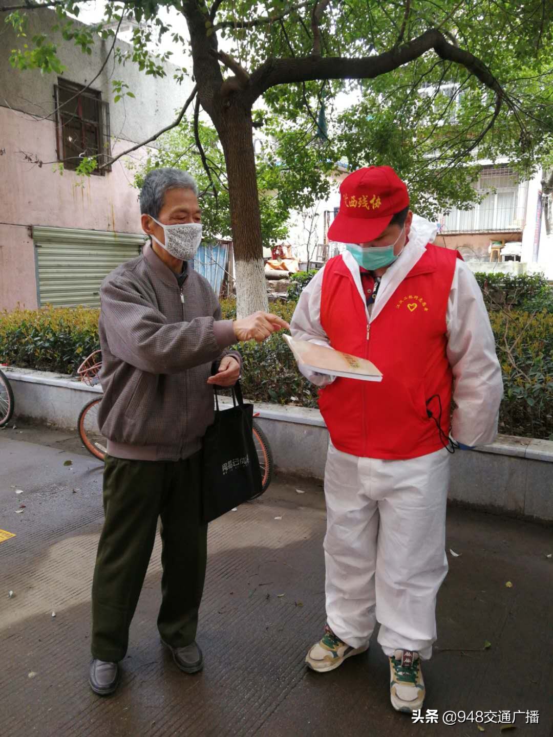 诗画有意人间有情，老人以书赠社区“跑腿人”