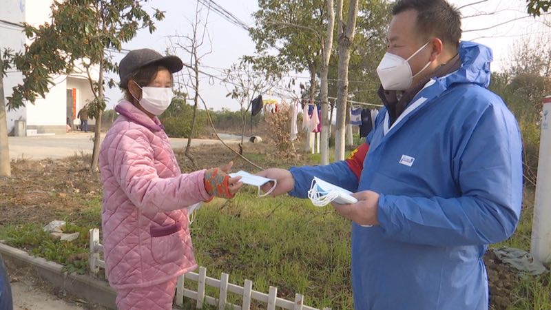 阳光明媚别外出！村干部劝阻村民获赞