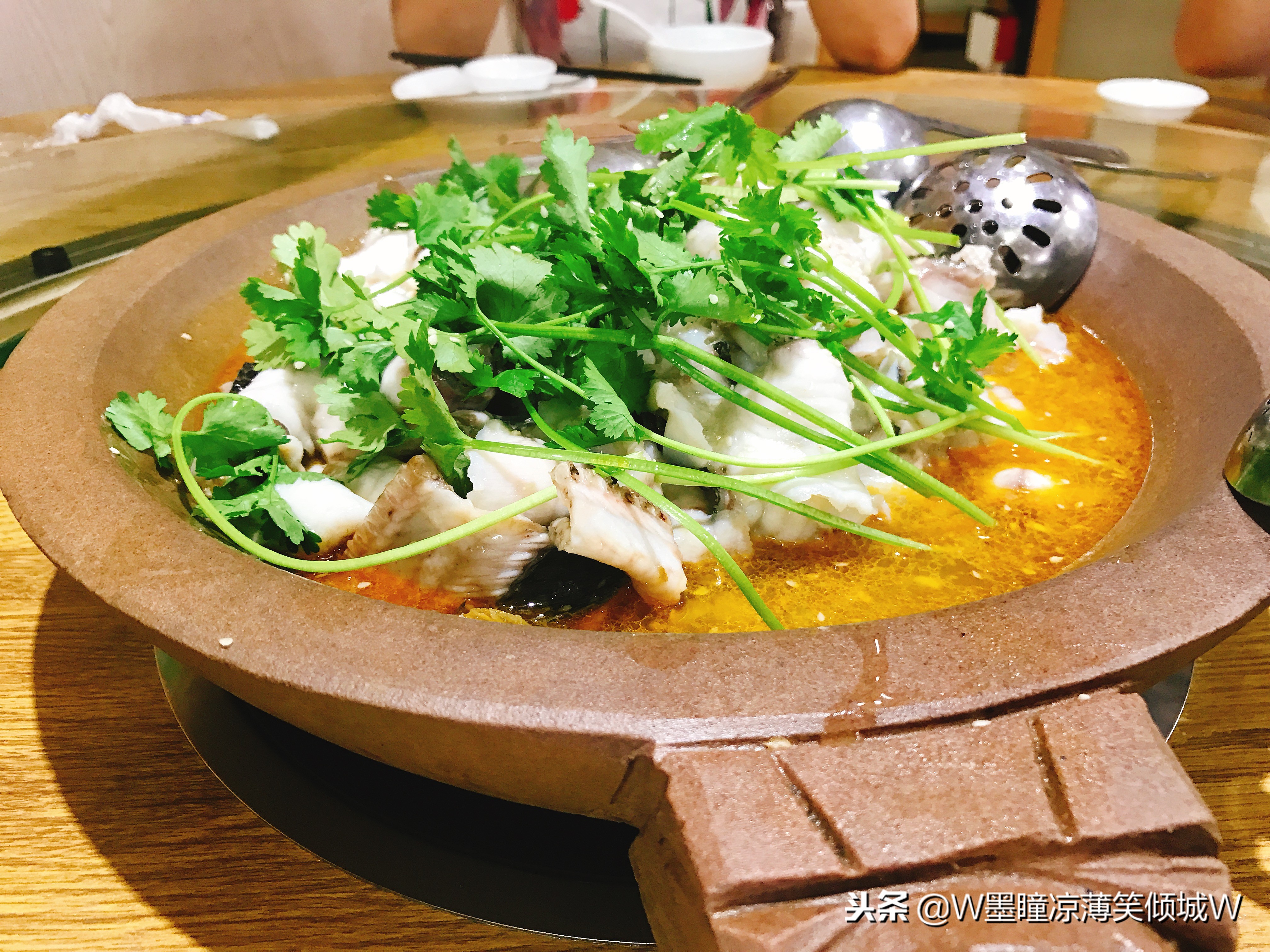 美食石锅鲤鱼的做法,鲜潭蒸汽石锅鱼