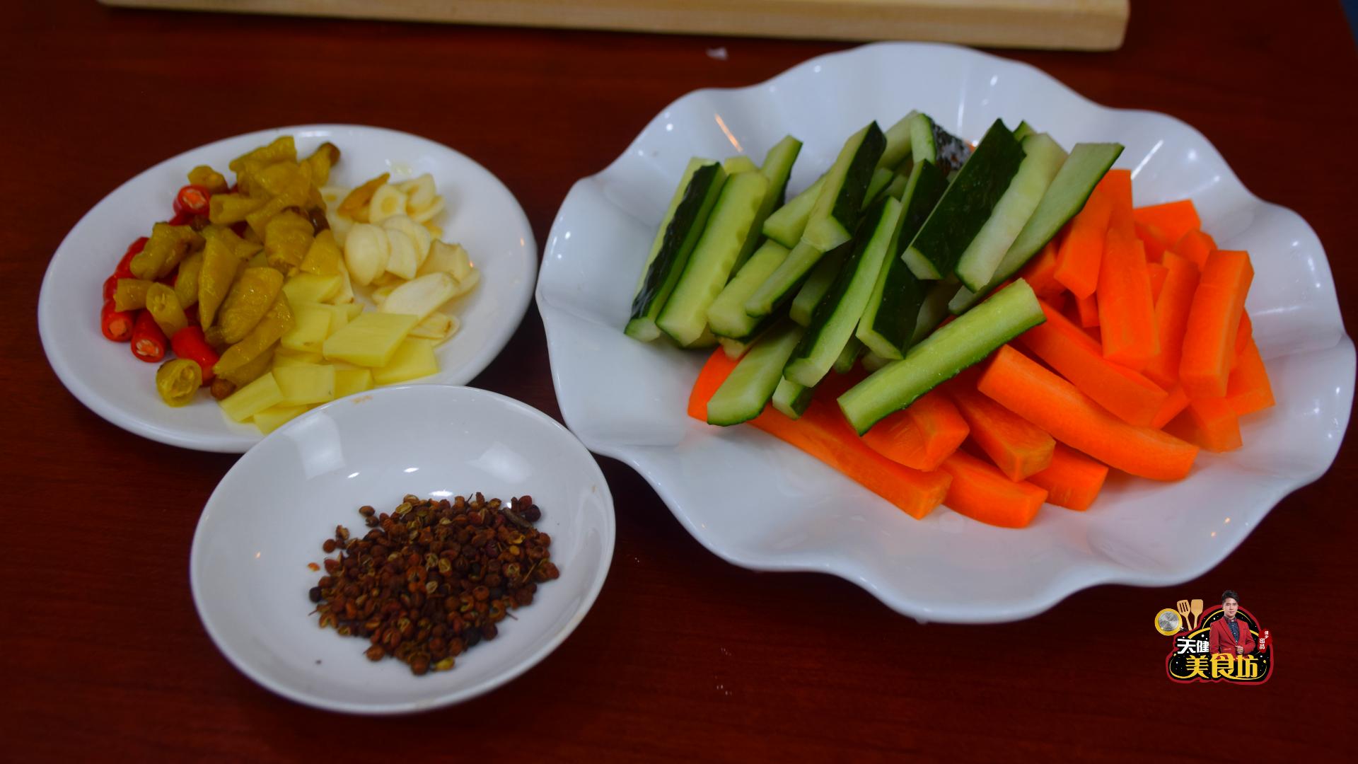 泡椒凤爪正宗家庭做法,教您自制柠檬泡椒凤爪洁白脆爽