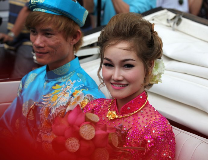 越南摩托车接亲很火视频,越南婚车队