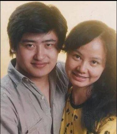 56岁刘欢是酒鬼？喝到骨头坏死靠拐杖走路？冯小刚：没有人像他