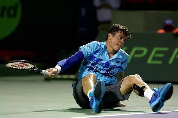 网球球员摔倒,网球拍摔地上反弹接住