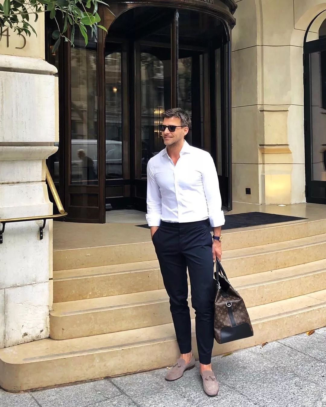 简单的衬衫穿出不同的潮流感来,衬衫怎么穿才能既时尚又舒服