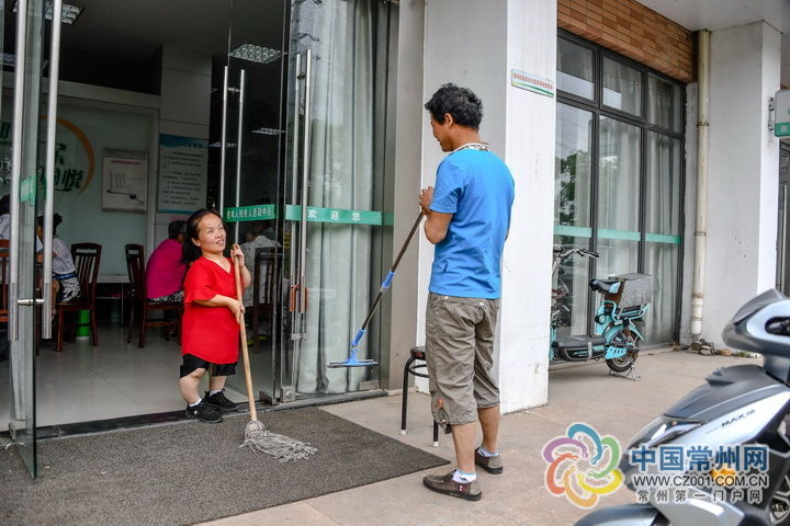 身高不足1米!常州这位“小人物”,养老服务中心的快乐天使