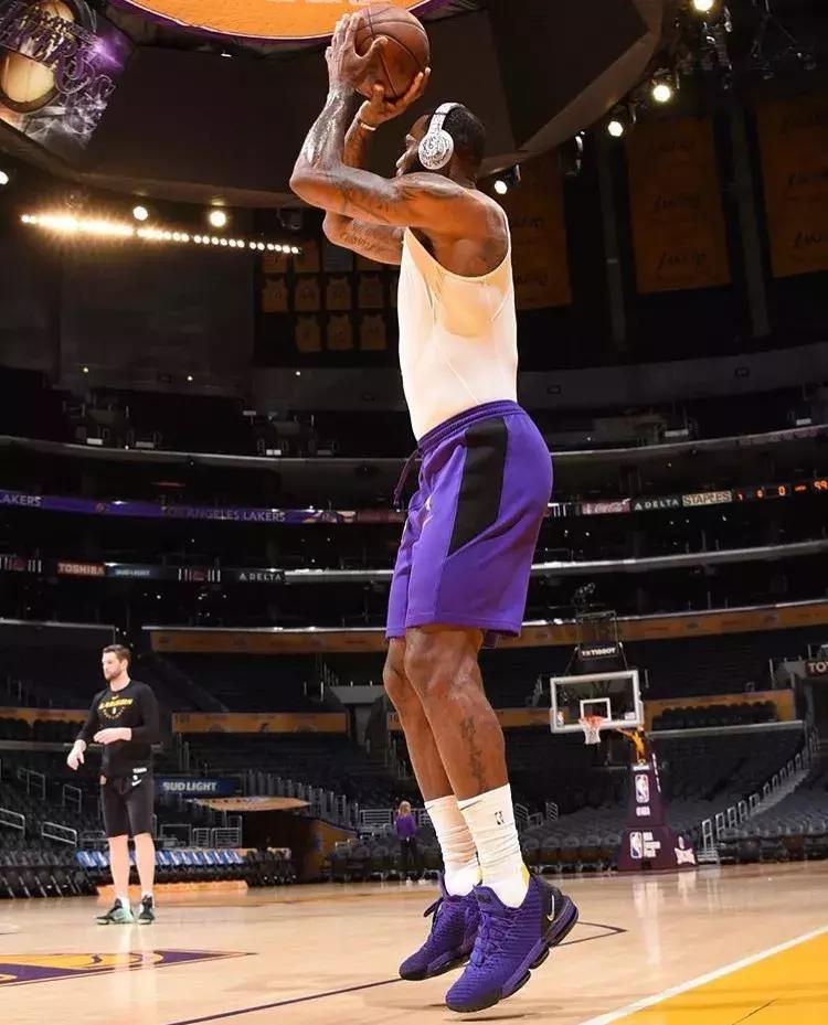 nba季后赛塔克上脚,nba今日上脚球鞋西蒙斯