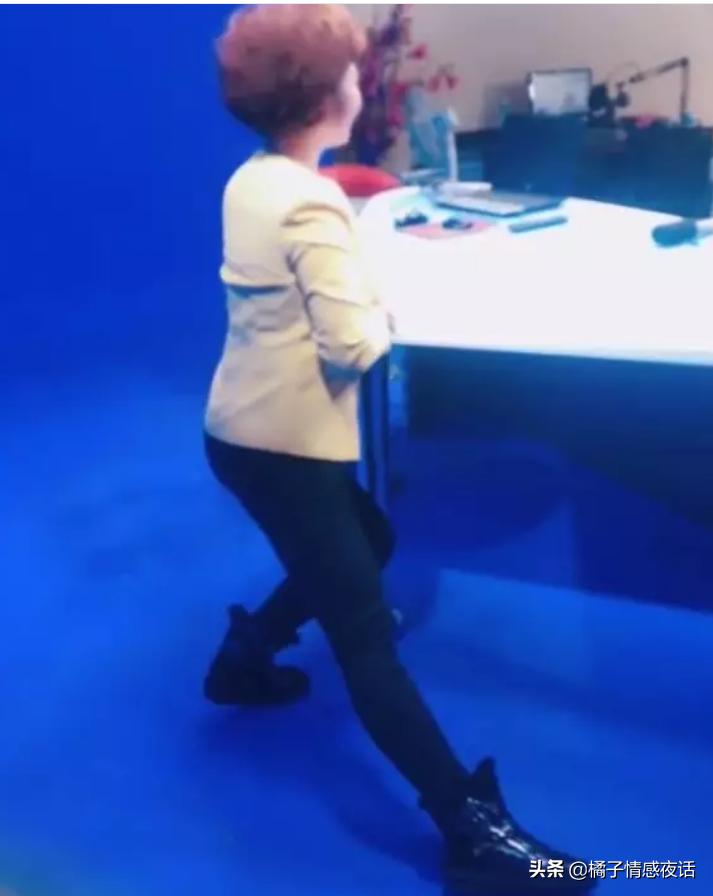 穿短裤，讲段子，劈叉播新闻，他们的“不正经”，你想不到