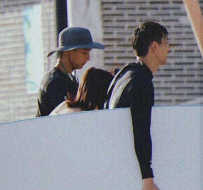 李现冲浪偶遇女粉丝,李现冲浪最新照片