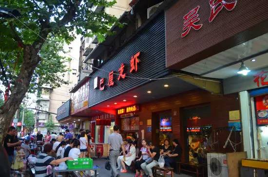 她叫九妹，在武汉做文员，月薪3000，她是这样生活的