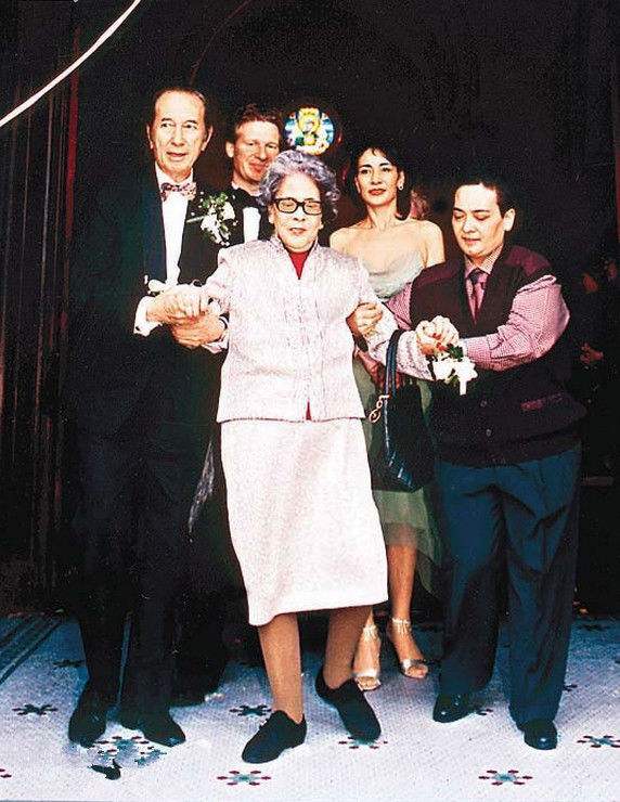 何鸿燊妻黎婉华:帮夫一生却成他身边最惨女人,夫死后不与她合葬