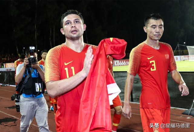 上海名记怒批艾克森：拿高薪+签字费！国足陷困境你就该挺身而出