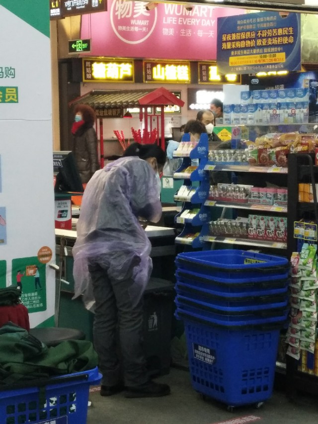 2月23号长春欧亚卖场的掠影，完全的智能检测系统，测体温不停步