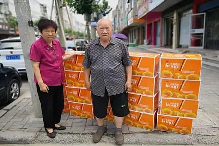 风雨同担抗汛情爱心捐赠暖人心