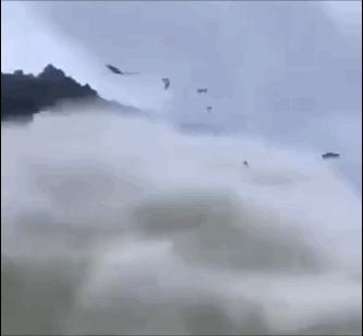 9孔全开水库泄洪,9孔全开