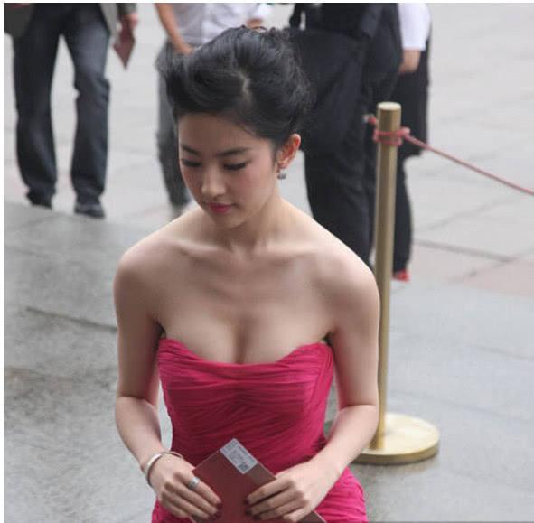 非洲版“刘亦菲”哄了多少人？镜头靠近后，手上茧子不是一般的厚