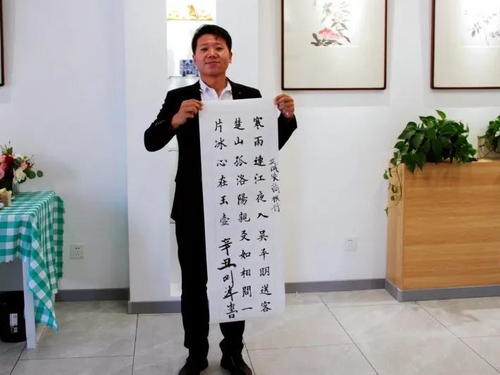 “挥毫透纸背墨香染清秋”——交城农商银行工会开展书法交流学习活动