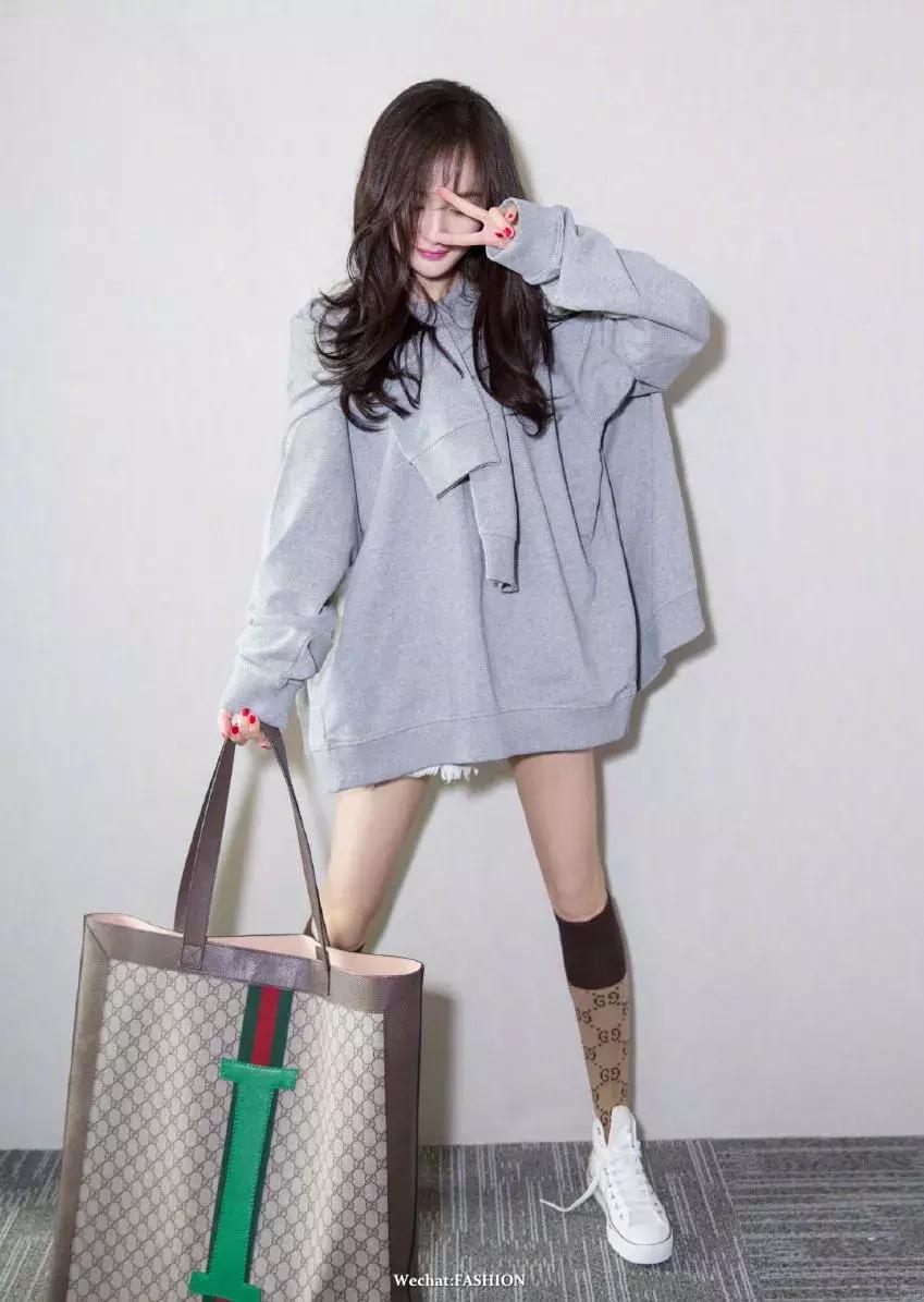 卫衣配什么裙子好看春天,卫衣裙子怎么搭配才好看