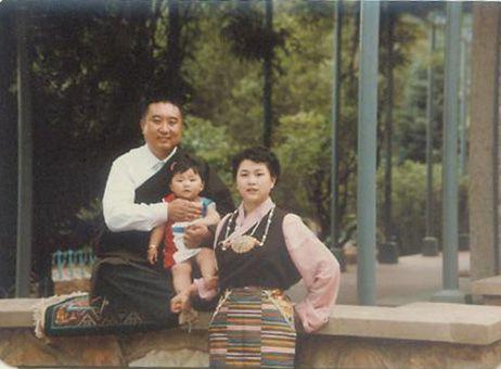 藏族活佛十世班禅，娶开国上将外孙女为妻，唯一女儿现后来怎样了