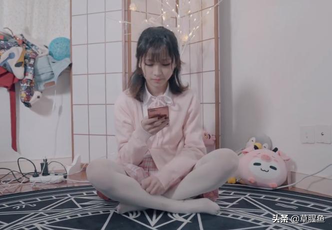 B站小姐姐满足粉丝要求，穿白丝蹬三轮车，网友表示有创意