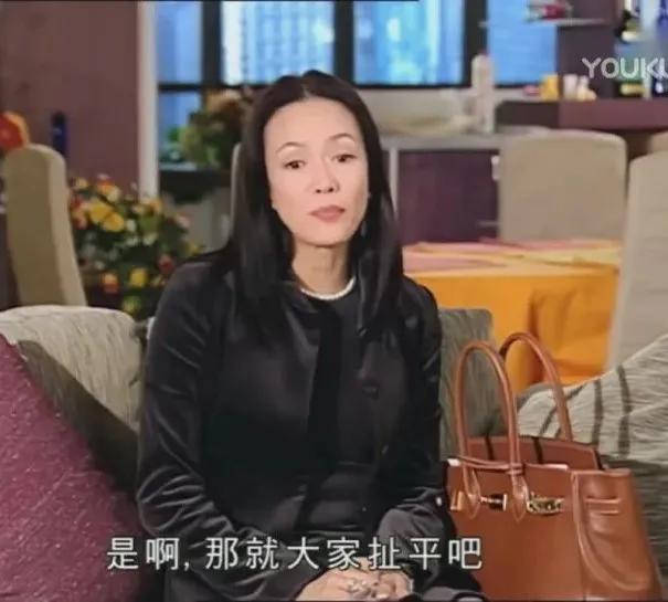 还记得2000年拿下黄子华的中环女律师MissMo穿过什么吗？