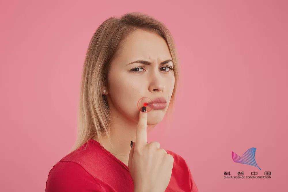 嘴里长了个小包一直不好怎么回事,嘴里长白色小包很痛怎么办