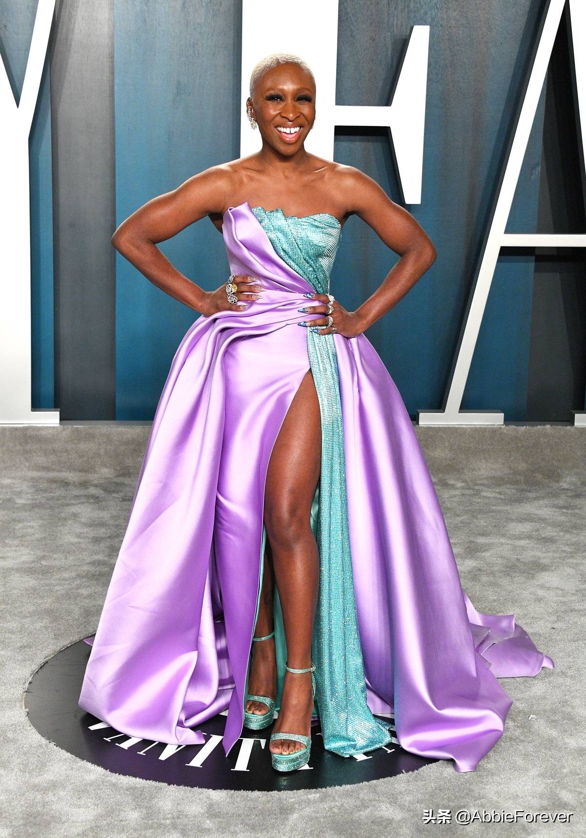 查理兹塞隆名利场,查理兹塞隆洛杉矶红毯着装红与黑