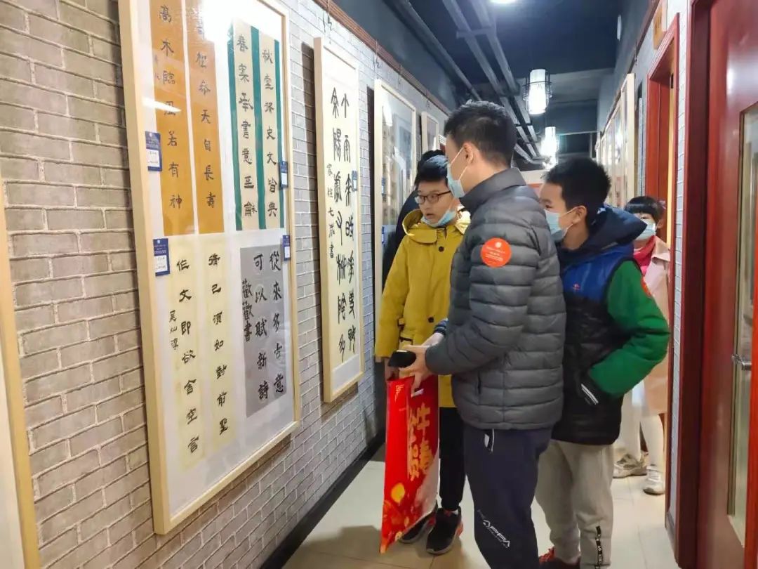 番禺｜“联墨迎春出彩少年”敏慧堂学员楹联书法专题展吸引上百书画爱好者