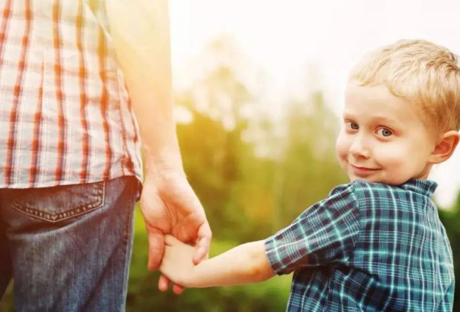 6岁孩子话少沟通能力差怎么办,小孩话多该怎么培养