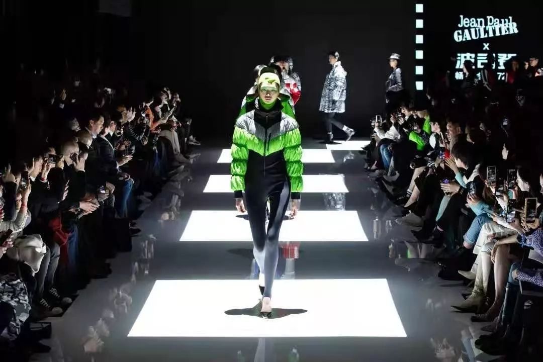 为了抢全球大咖都在翻牌的羽绒服，我差点挤晕在波司登...