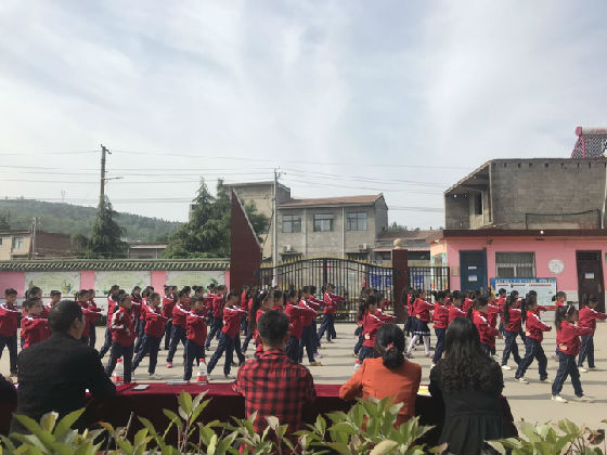 闃熷垪闃熷舰灞曢閲囨槀鎵悜涓婄唤鍏夎姃,灞曢潚鏄ユ椿鍔涗寒瀛﹀瓙椋庨噰