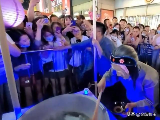 饰演孟婆的男网红,一个男网红扮演孟婆