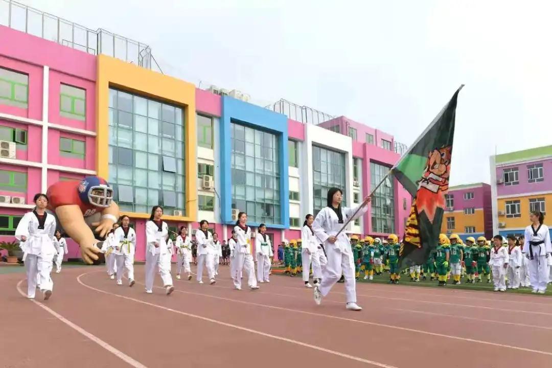 一共有207人参加体操表演,一百多人体育节开场