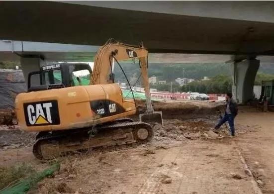 老板买卡特彼勒320挖掘机,老板买卡特新款挖掘机